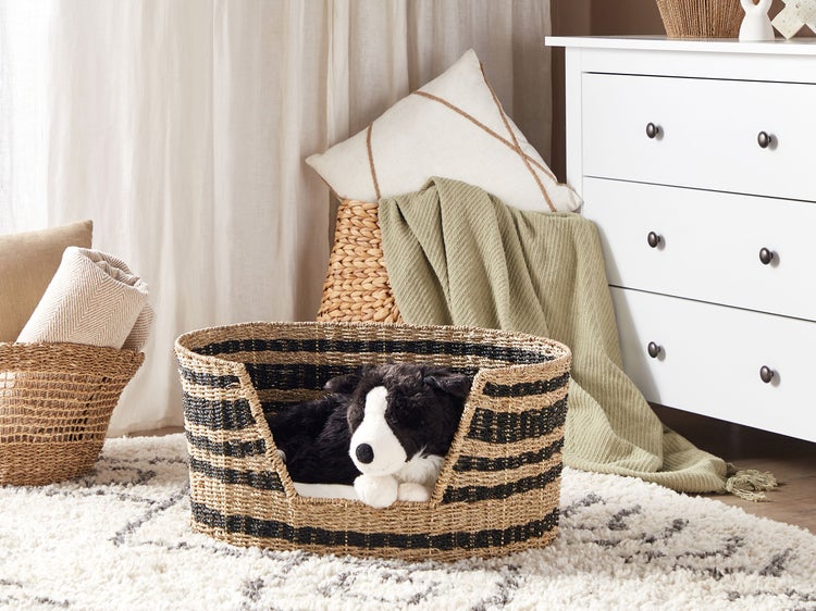 Ovales geflochtenes Tierbett aus Seegras mit gestreiftem Muster und herausnehmbarem Kissen.