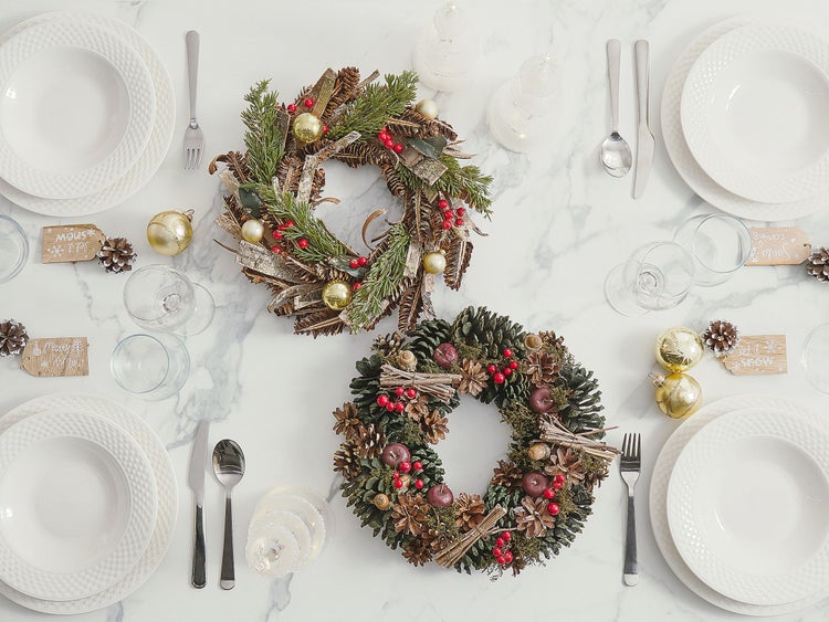 Dekorativer Adventskranz mit einem Durchmesser von 35 cm, verziert mit Tannenzapfen, Beeren und Äpfeln