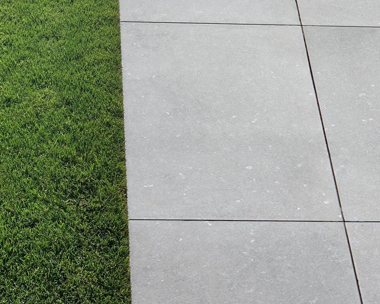 Wohnrausch Kalkstein Terrassenplatten SUES GREY 91,5 x 61 x 3 cm, sandgestrahlt, gebürstet, hellgrau