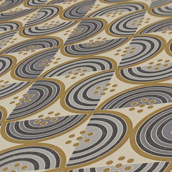 Wohnraum mit gemusterter Tapete im Retro-Stil