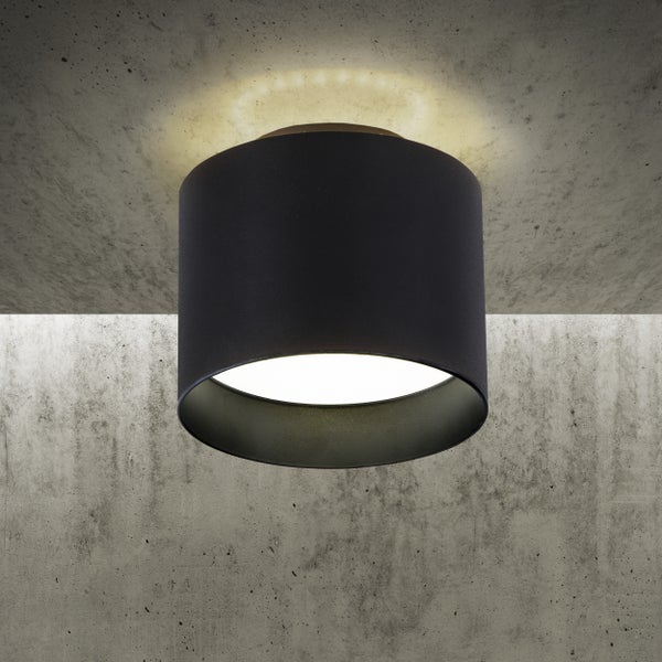 Schwarze Deckenleuchte mit Stoffschirm an einer Betondecke