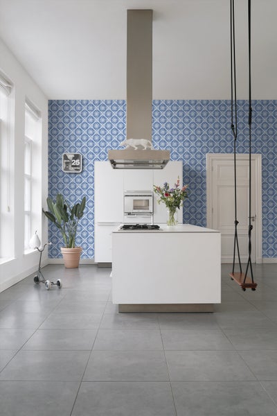 Helle Küche mit Kücheninsel, Dunstabzugshaube und gemusterter Tapete