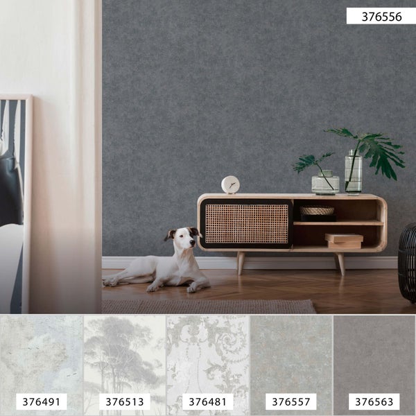 Blaues Schwerlastregal mit fünf Ebenen, beladen mit Reifen, Getränken, Behältern und einer Person