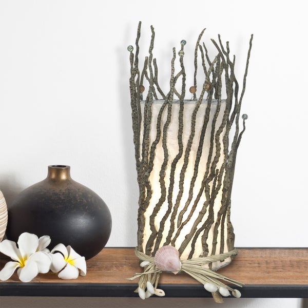 Dekorative Tischleuchte mit Vasen und Blumen auf einem Regal