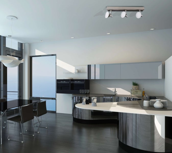 Helle Küche mit Kücheninsel, Esstisch und Beleuchtung