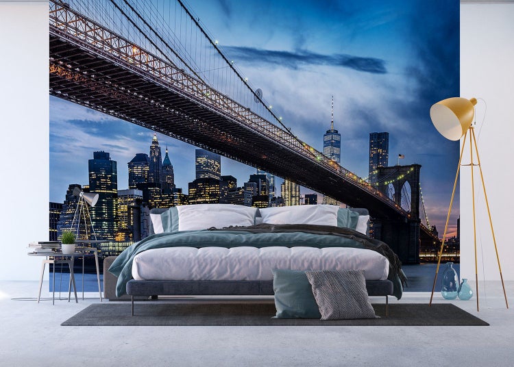 Fototapete mit dem Motiv der Brooklyn Bridge über einem Bett