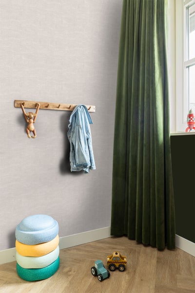 Kinderzimmer mit Tapete, Holzgarderobe, Stapelhocker und Spielzeugautos