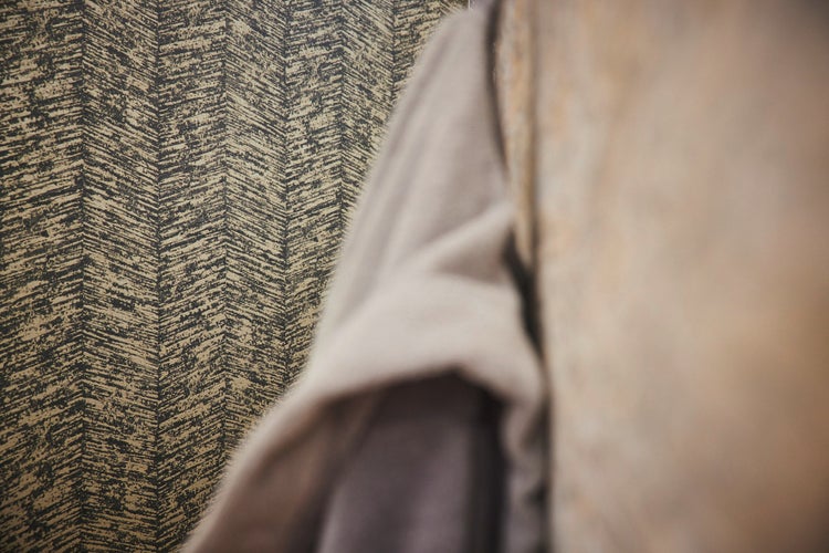 Holzsauna mit Glastür in einem hellen Badezimmer.