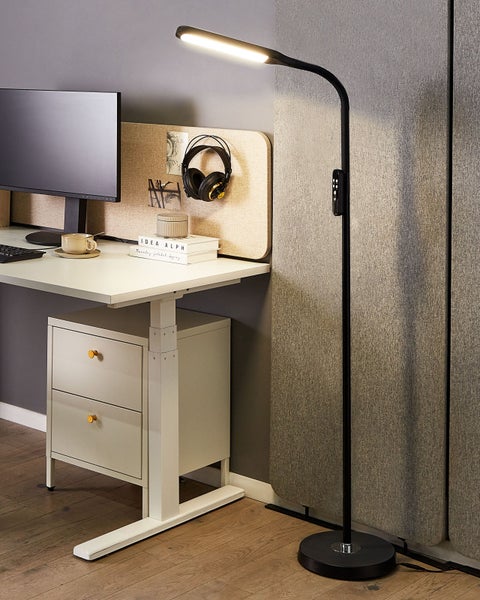 Szene mit Stehlampe neben einem Schreibtisch mit Computer