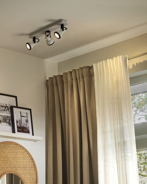 Rückseite eines hohen rechteckigen Spiegels mit Metallaufhängungen für die vertikale oder horizontale Wandmontage.