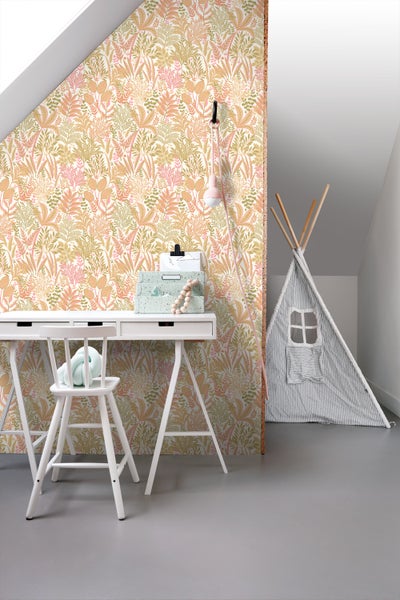 Kinderzimmer mit floraler Tapete, weißem Schreibtisch und Spielzelt