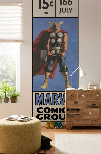 Wohnraum mit Marvel Comics Thor Poster, Kommode und Sitzhocker