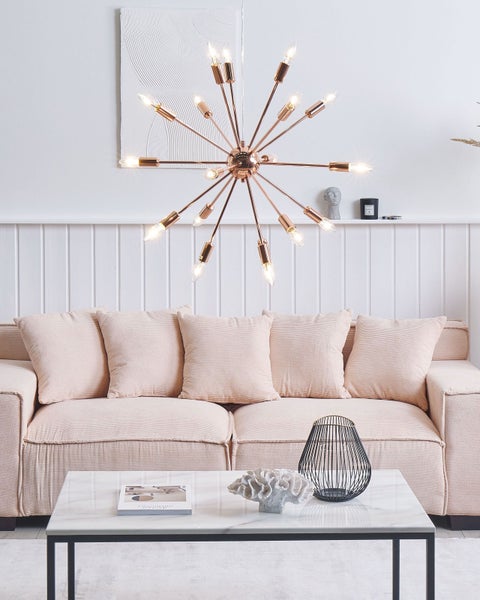 Wohnzimmer mit Sofa, Couchtisch und Stern-Hängeleuchte