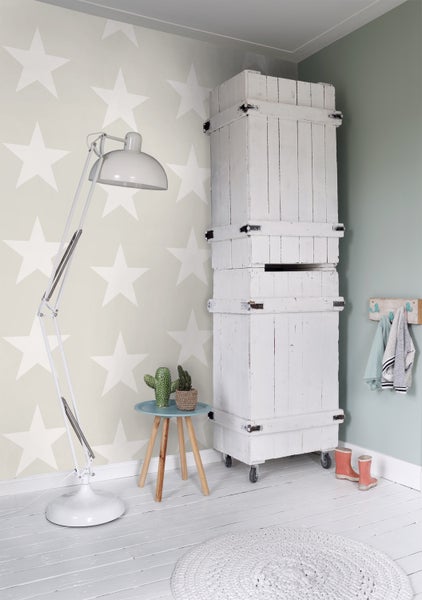 Kinderzimmer mit Holzkisten, Stehlampe und kleinem Tisch