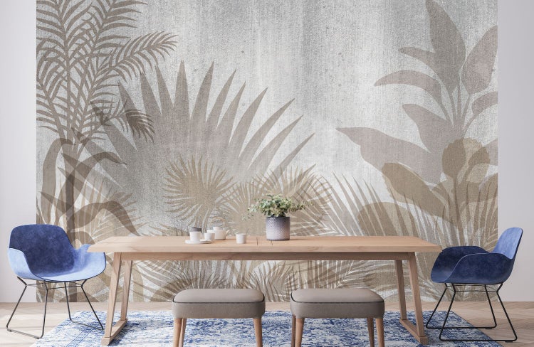 Esszimmer mit Fototapete mit Pflanzenmotiven, Holztisch und blauen Stühlen