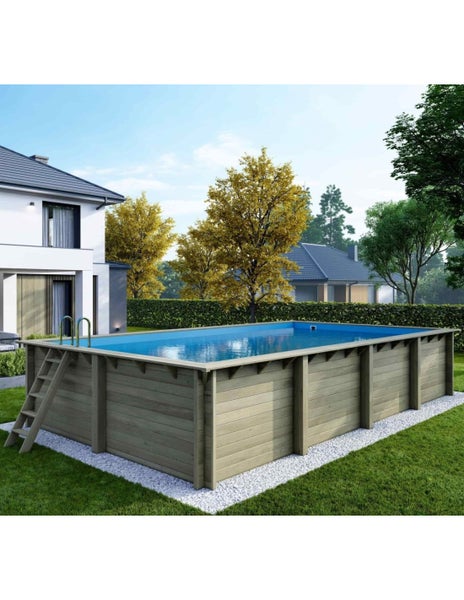 Rechteckiger Holzpool mit Leiter im Garten