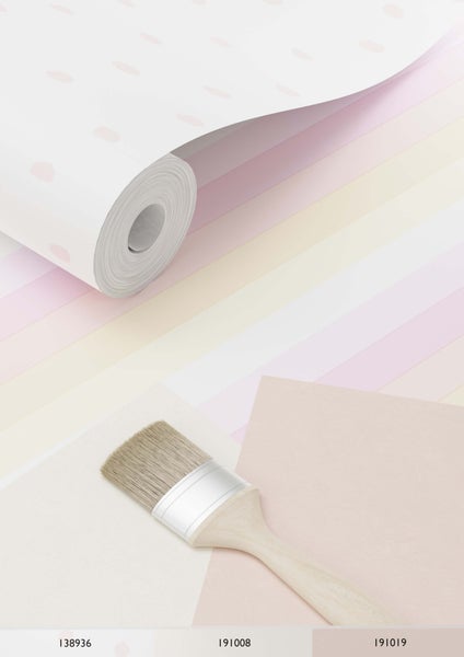 Tapetenrolle mit Tupfenmuster und Farbpalette mit Pinsel