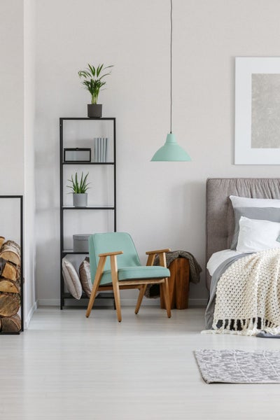 Helles Schlafzimmer mit Doppelbett, Nachttischen und Lampen