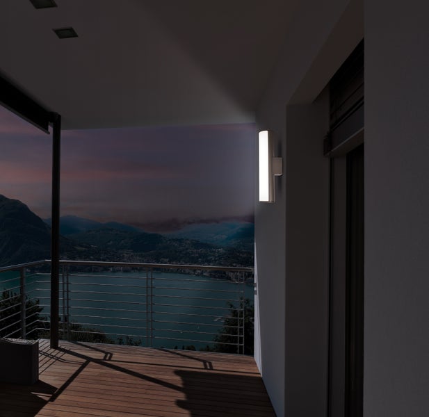 Moderne Aussenwandleuchte auf einer Terrasse mit Blick auf eine Landschaft