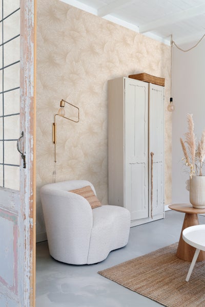 Gartentisch-Set mit rundem Holztisch und vier Stühlen mit Armlehnen