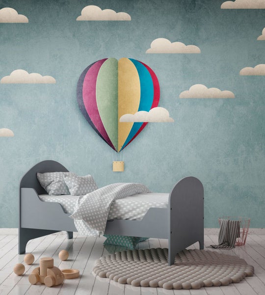 Kinderzimmer mit Bett, Teppich und Heißluftballon-Wanddekoration