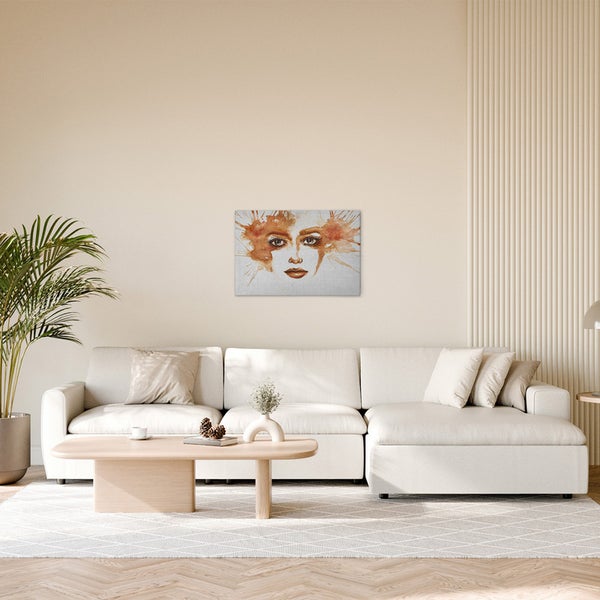 Gemälde mit abstrakter Darstellung eines Gesichts an einer Wand über einem Sofa.