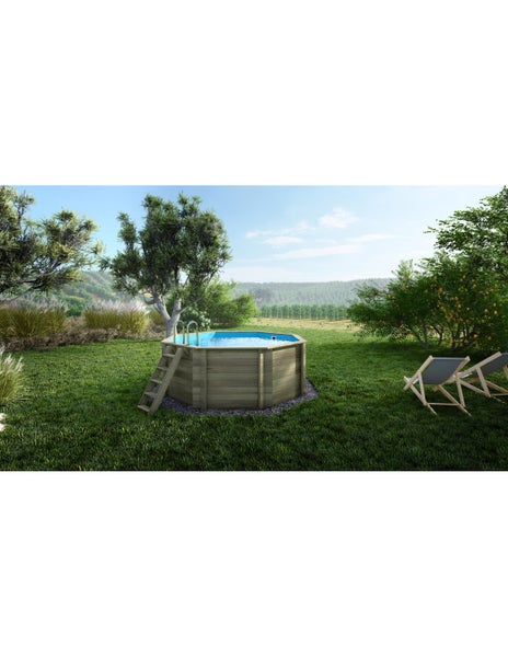 Szene im Garten mit Holzpool und Liegestühlen