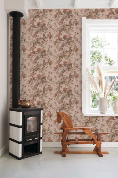 Wohnraum mit Ofen, Holzpferd und floraler Tapete