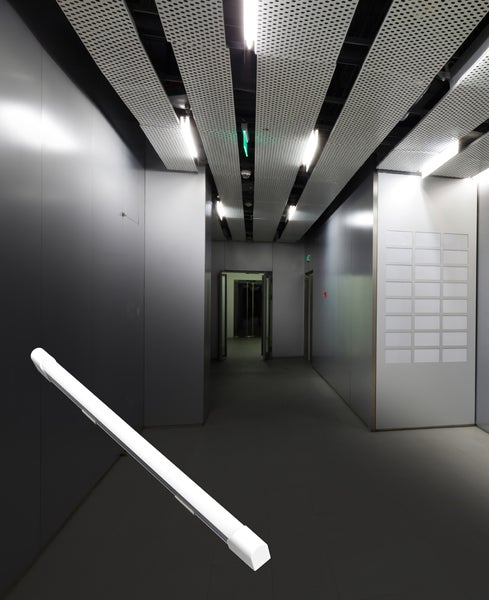 Innenaufnahme eines Flures mit Metalldecke und Türen