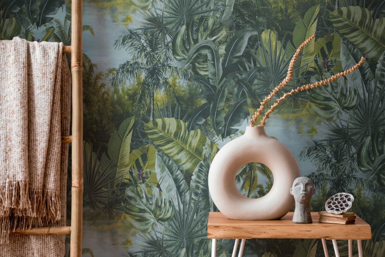 Frau mit Hemdbluse vor einer Fototapete mit Pflanzenmuster