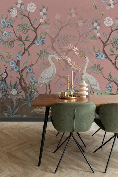 Esszimmer mit floraler Tapete, Tisch und Stühlen