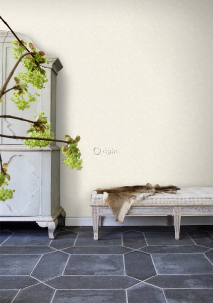 Helles Zimmer mit Schrank, Bank und Fell