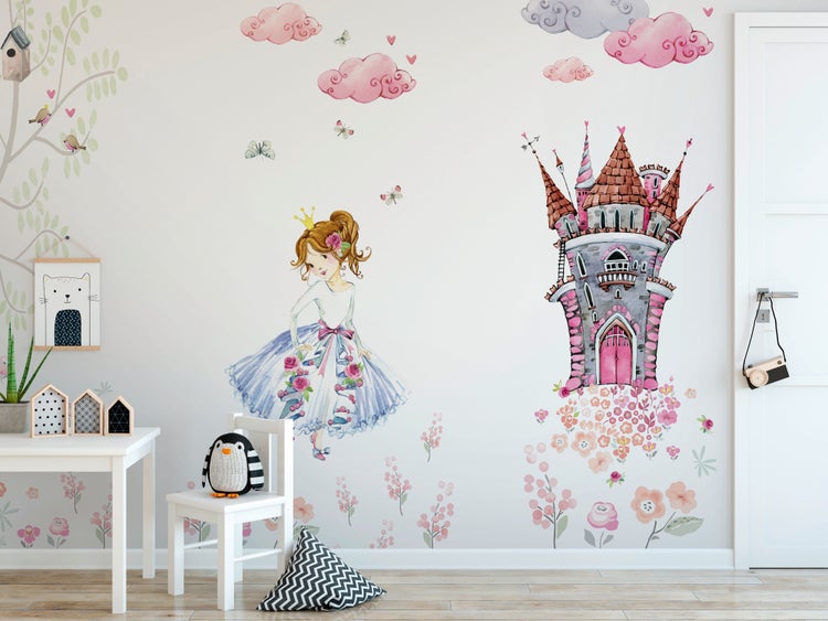 Wandtattoos für Kinderzimmer mit Prinzessin, Schloss und Wolken im Aquarell-Stil, dekoriert in einem hellen Raum mit Kindertisch und Stuhl.