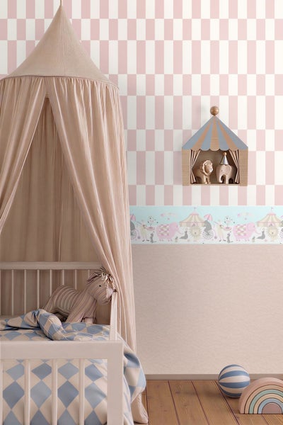 Kinderzimmer mit karierter Tapete, Bordüre mit Zirkusmotiven, Gitterbett mit Betthimmel und Wandregal in Zirkuszeltform mit Holzfiguren.