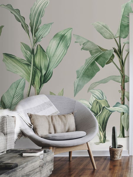 Wohnzimmer mit tropischer Pflanzen Tapete, Sessel und Holzboden