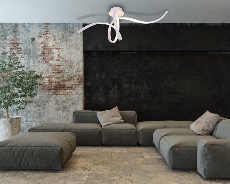 Wohnzimmer mit modularem Sofa, Zimmerpflanze und moderner Deckenleuchte