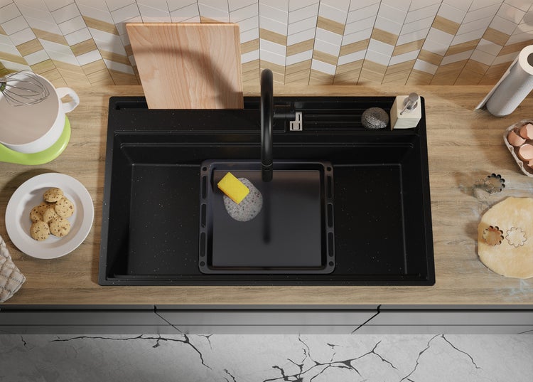 Küchenszene mit Spüle, Spülmittel und Küchenutensilien.