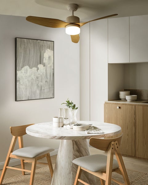 Zwei schwarze Dekokissen mit Makramee Muster