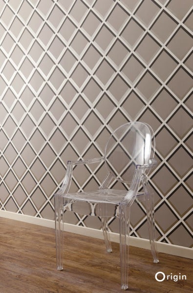 Zimmer mit Rautenmustertapete und einem transparenten Stuhl.