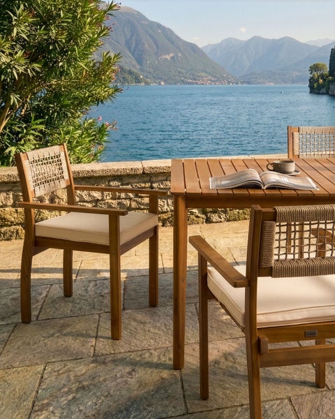 Gartenset aus Holz mit Tisch und Stühlen auf einer Terrasse mit Seeblick