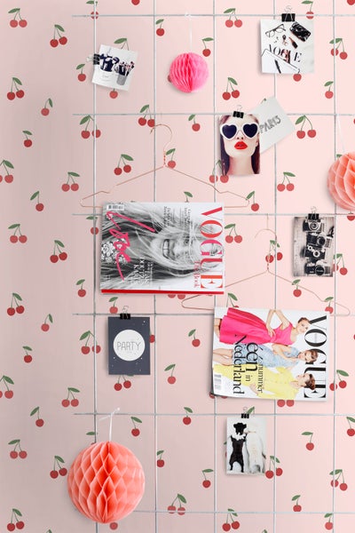 Dekorative Wand mit Kirschmuster, Magazinen und Fotos