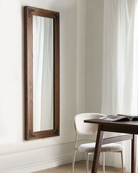 Rechteckiger Spiegel mit Holzrahmen und Metallecken an der Wand