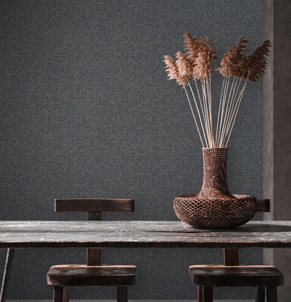 Turmventilator in einem Wohnzimmer mit Sofa und Sessel