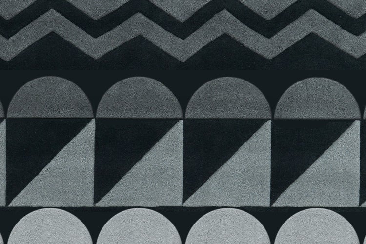 Geometrisches Muster mit strukturierter Oberfläche, Zickzack-Linien, Halbkreisen und Dreiecken.