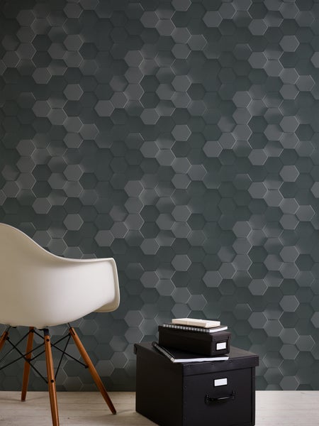 Graue Wandverkleidung mit sechseckigem Muster.