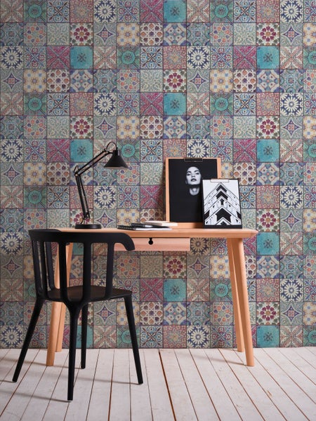 Fliesenmuster mit geometrischen und floralen Ornamenten