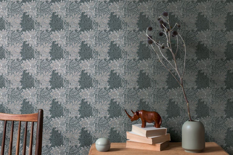 Wohnzimmer mit gemusterter Tapete, Kommode und Sofa für ein stilvolles Interieur.