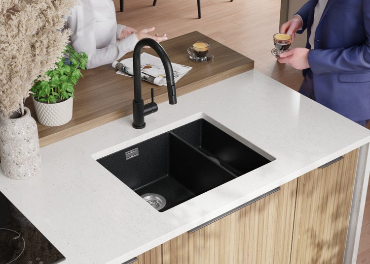 Küchenspüle mit Armatur in einer modernen Küchenszene