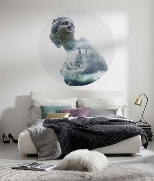 Schlafzimmer mit Bett und Wandbild einer Statue mit Waldmotiv