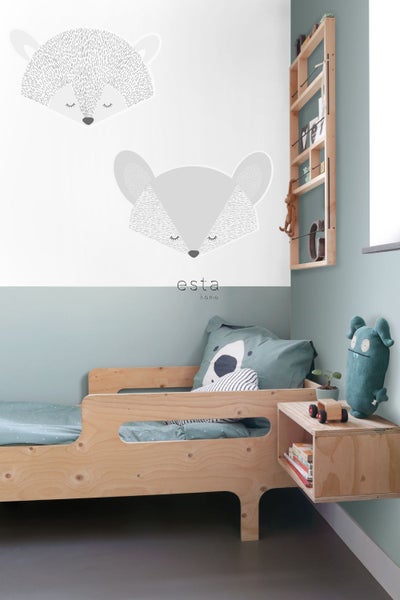 Kinderzimmer mit Holzbett, Wandregal und Tierillustrationen